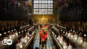 Isabel II sepultada a puerta cerrada en cripta real en capilla de San Jorge en Windsor | El Mundo | DW