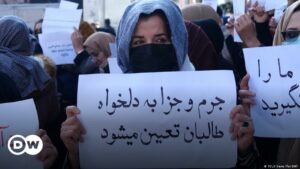Jóvenes afganas protestan tras cierre de escuelas en la ciudad de Gardez | El Mundo | DW