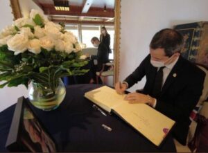 Juan Guaidó rinde honores a Isabel II en la embajada del Reino Unido