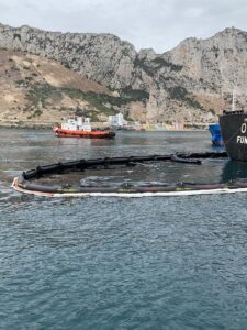 La Autoridad Portuaria de Gibraltar bombea gasóleo del buque semihundido OS35