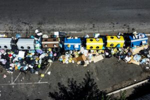 La crisis de la basura en Roma, dardo electoral: "Los alcaldes cambian pero la suciedad permanece"