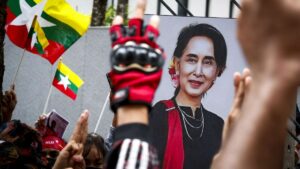 La depuesta líder birmana San Suu Kyi, condenada a tres años más de cárcel