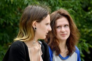 La lucha de dos hermanas rusas contra su padre, retornado de Ucrania: "Ha vuelto roto. Dice que no ha matado a nadie, pero la guerra en s es un crimen"