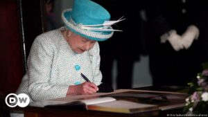 La misteriosa carta que dejó la reina Isabel II y no podrá ser abierta hasta 2085 | El Mundo | DW