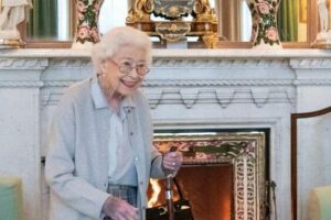 La reina Isabel II muri de vejez, segn su certificado de defuncin