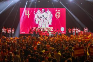 La selección española recibe el cariño de la afición por su cuarto Eurobasket