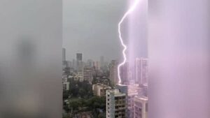 La verdad sobre el video del rayo que cae sobre un edificio