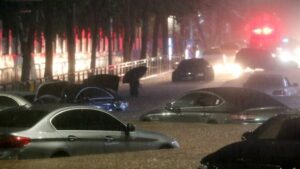 Las lluvias inundan un aparcamiento en Corea del Sur dejando siete fallecidos