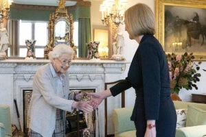 Liz Truss es ya oficialmente la nueva primera ministra tras despachar con la Reina