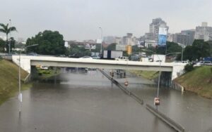 Lluvias colapsan la autopista Francisco Fajardo