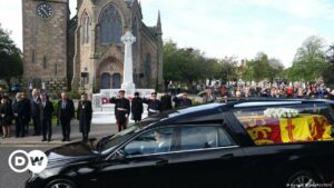 Londres espera enormes filas para entrar a capilla ardiente de Isabel II | El Mundo | DW
