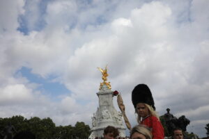 Londres recibe a su nuevo rey: "Apoyaremos a nuestro Carlos"
