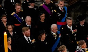 Los Reyes Felipe y Letizia junto a Don Juan Carlos y Doa Sofa en el funeral de Isabel II
