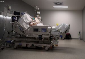Los hospitalizados en UCI por COVID-19 bajan un 11% y los muertos aumentan hasta los 72 en la última semana