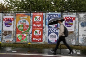 Los italianos votan en una larga jornada electoral: un 19,21% acude hasta medioda y Meloni se hace esperar