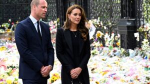 Los príncipes de Gales visitan los tributos florales a Isabel II en Sandringham
