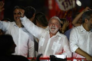 Lula hace su penúltimo esfuerzo para vencer en primera vuelta a Bolsonaro