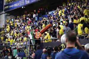 Milagro en el caos: robo de material mdico, sanitarios multados, desfibriladores lanzados a la grada y futbolistas camilleros | LaLiga Santander 2022