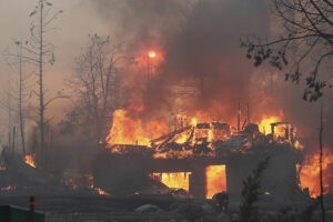 Miles de desplazados en California por un incendio: "Inmediata amenaza a la vida. Evacúen ahora mismo"