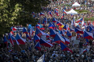 Miles de personas se manifiestan en Praga contra la ayuda del Gobierno checo a Ucrania