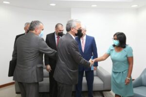 Ministro de Comercio de Colombia llega a Venezuela