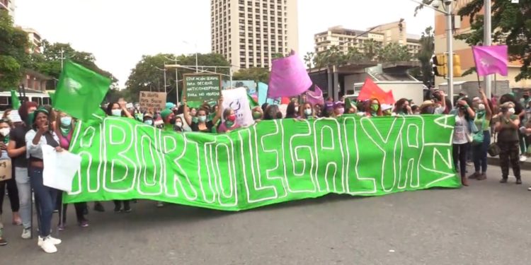 Mujeres venezolanas marchan en Caracas por el derecho al aborto legal