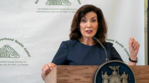 Nueva York anula la mascarilla anticovid obligatoria en el transporte
