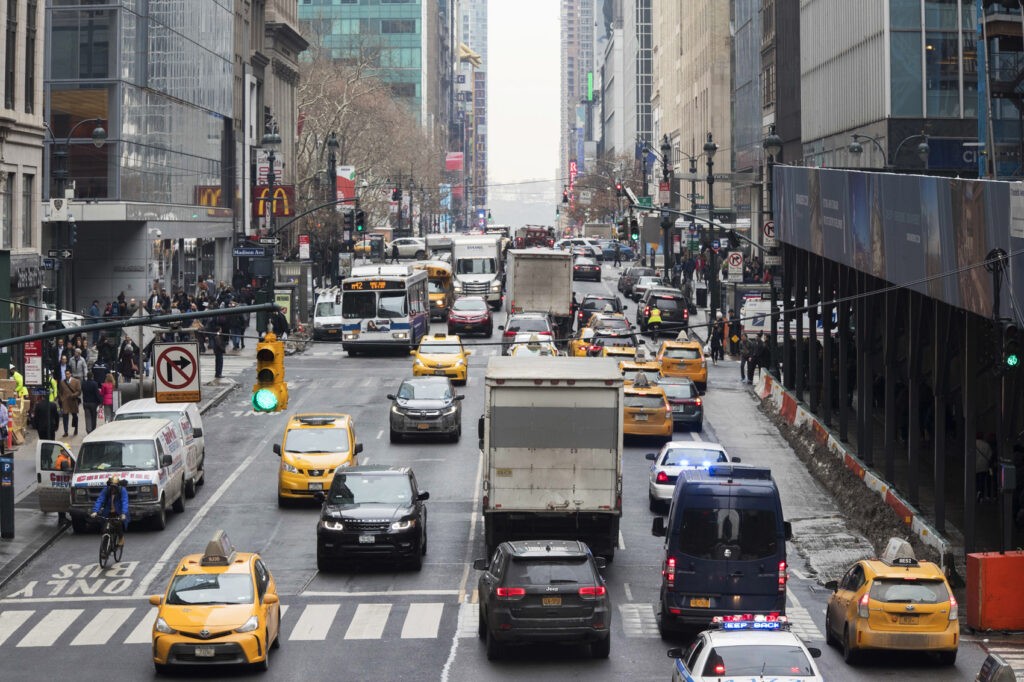 Nueva York prohíbe venta de vehículos de combustión a partir de 2035