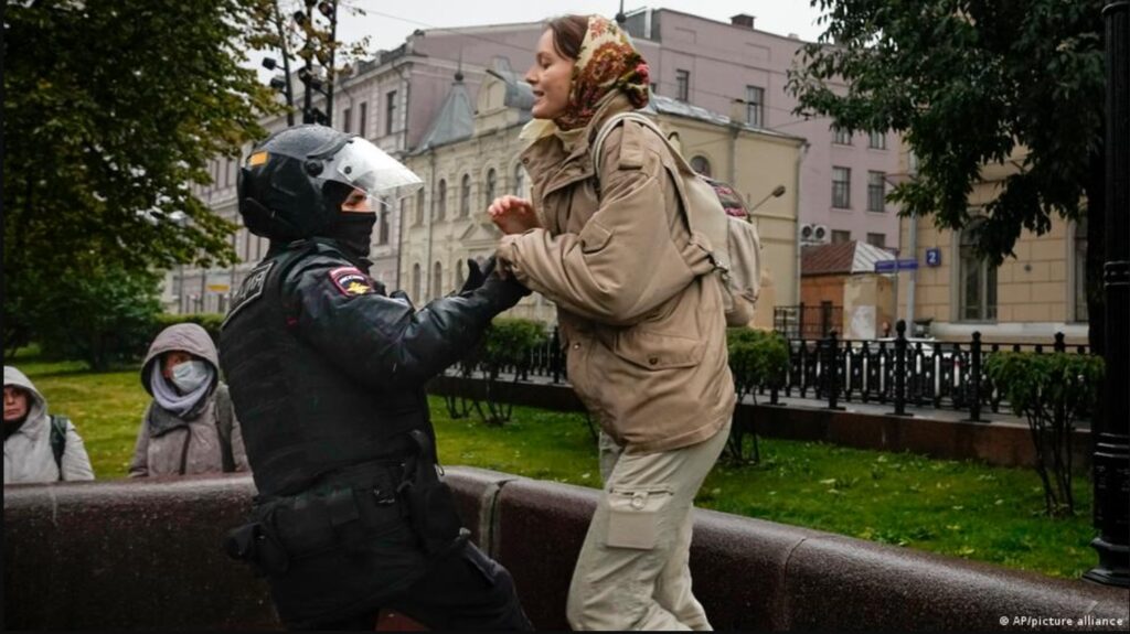 Nuevas protestas contra la movilización parcial dejan más de 700 detenidos en Rusia