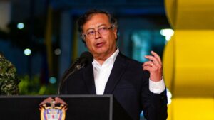 Petro cumple su primer mes en la Presidencia con un giro en la política