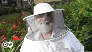 Por qué el apicultor real informó a las abejas de Isabel II que la reina había muerto | El Mundo | DW