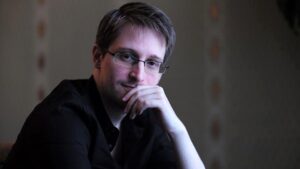 Putin concede la nacionalidad rusa a Edward Snowden