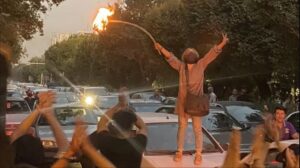 Quema de velos y protestas violentas en Irán por la muerte de una joven a manos de la policía moral