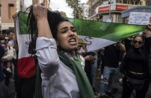 Régimen de Ebrahim Raisi censura internet frente a protestas en Irán