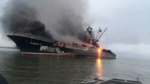 Rescatan a tripulantes de buque venezolano que se incendió