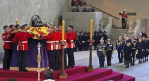Restos de Isabel II reposan en el Parlamento tras procesión