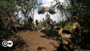 Rusia anuncia la retirada de tropas de la zona de Járkov en Ucrania | El Mundo | DW