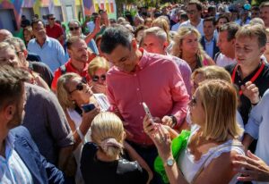 Sánchez estrena su campaña acusando al PP de estar en manos de las eléctricas