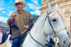 Senador uribista entró a caballo al congreso colombiano porque el petrismo lo declaró "pet friendly" (+Video)