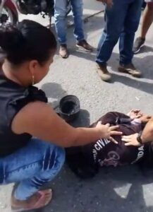Tres lesionados al impactar motocicleta con peatón en San Antonio del Táchira