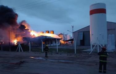 Tres muertes por explosión de una refinería en Argentina