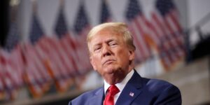 Trump tilda a Biden de «enemigo del Estado» y acusa al FBI de «abuso» por el registro de su domicilio