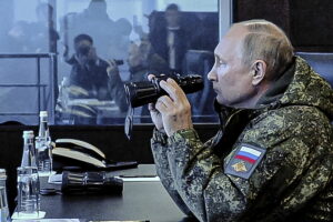 Ucrania lanza un ataque sorpresa en Jarkov mientras Putin pasa revista a sus tropas a miles de kilmetros