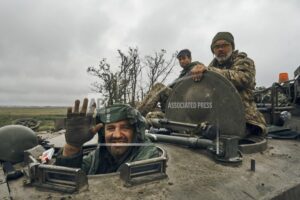Ucrania recupera más territorio; toma prisioneros de guerra
