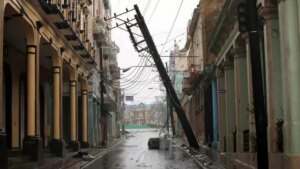 Un apagón masivo deja sin electricidad a toda Cuba tras el paso del huracán Ian, que causó graves daños e inundaciones en la isla