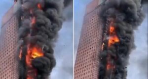 Un incendio arrasa rascacielos de empresa China en la ciudad de Changsha