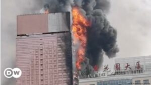 Un incendio arrasa un rascacielos en el sur de China | El Mundo | DW