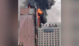 Un incendio arrasa un rascacielos en la ciudad china de Changsha