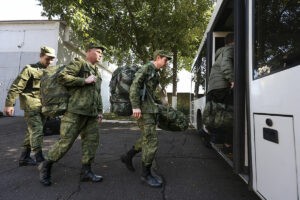 Un joven abre fuego contra el jefe de un centro de reclutamiento de Rusia: "¡Ahora sí nos iremos a casa!"