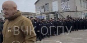 Un vídeo muestra cómo el jefe del grupo de mercenarios rusos Wagner recluta presos para luchar en Ucrania